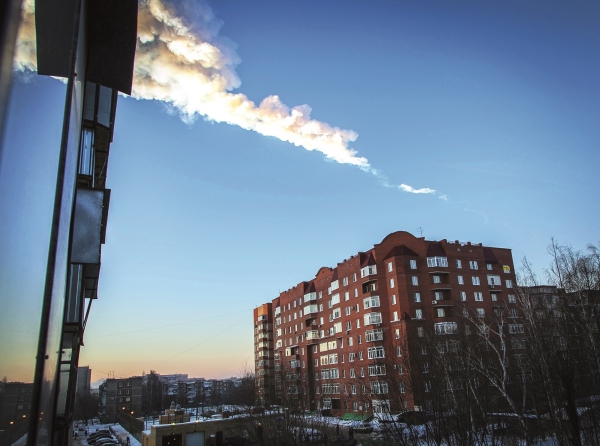 2013년 러시아 첼랴빈스크 상공에 20m 크기의 소행성이 진입했을 때 소행성은 폭발했고 비행운을 남겼다. 출처: GettyImages