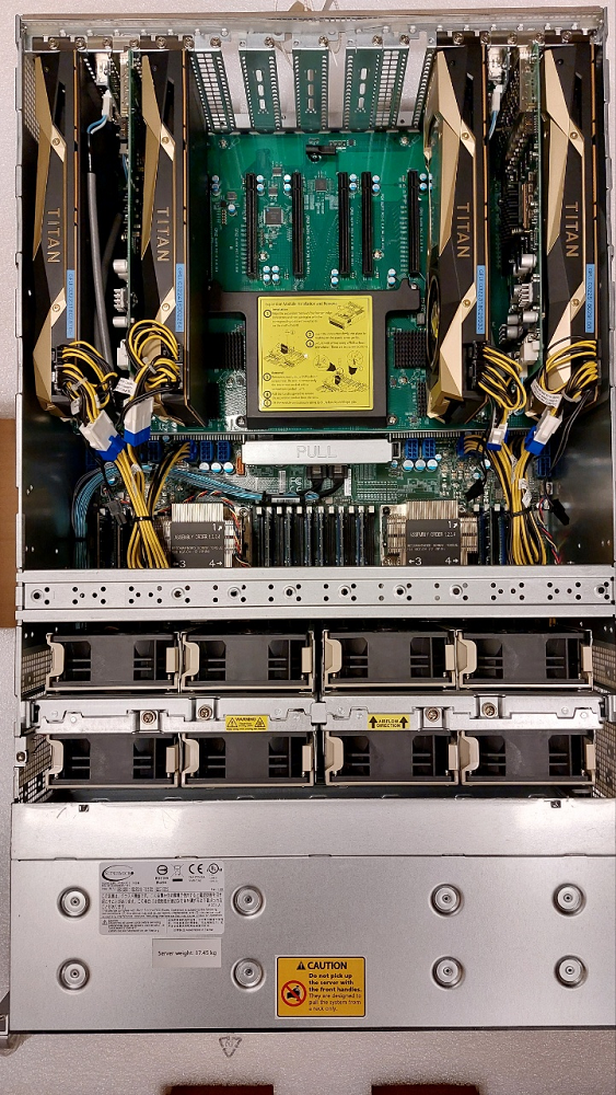 한국천문연구원이 개발한 GPU 분광기의 주요 부품인 GPU 서버. 이 서버에는 GPU 카드 4개와 자료획득 카드 2개가 꽂혀있다. 분광기는 이 서버 4대와 광신호 분리기, 광신호 증폭기 등 여러 부품으로 구성되어 있다. GPU 분광기는 해발 5,000m 고지인 칠레 아타카마 사막에 위치한 ALMA 관측소에 설치되었다. 출처 : 한국천문연구원
