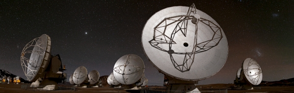 ALMA(아타카마 대형 밀리미터 및 서브밀리파 간섭계, Atacama Large Millimeter/submillimeter Array). ALMA는 미국국립과학재단(NSF), 유럽남반구천문대(ESO), 일본자연과학연구기구(NINS)가 칠레 아타카마 사막에 건설하여 운영하는 국제적 천문관측장비다. 한국천문연구원은 2012년 일본국립천문대(NAOJ)와 ALMA 협력에 대한 협약을 맺고 2013년부터 사용이 가능하게 됐다. 2014년 8월에는 일본자연과학연구기구(NINS)와 ALMA 운영 및 개발에 관한 협약을 맺어 동아시아 ALMA 컨소시엄에 일본, 타이완에 이어 공식적으로 참여하고 있다. 출처 : 한국천문연구원
