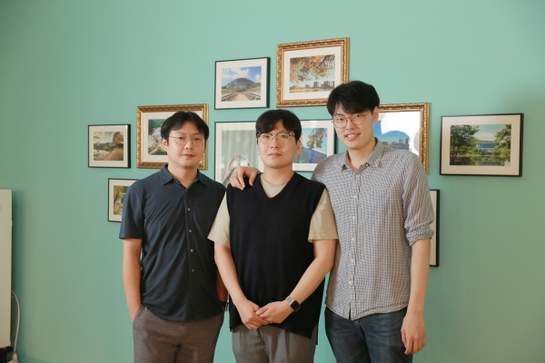 [연구진사진](좌측부터) 이창욱 교수, 김현우 연구원, 이서황 연구원. 출처 : UNIST
