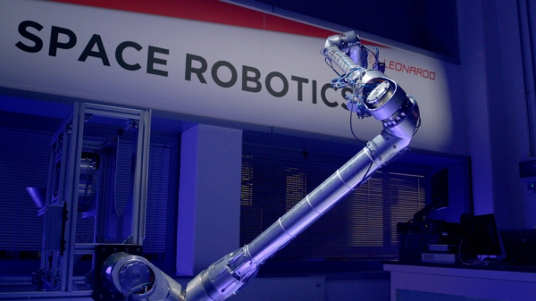 로봇팔을 다른 각도에서 찍은 모습. 출처: ESA