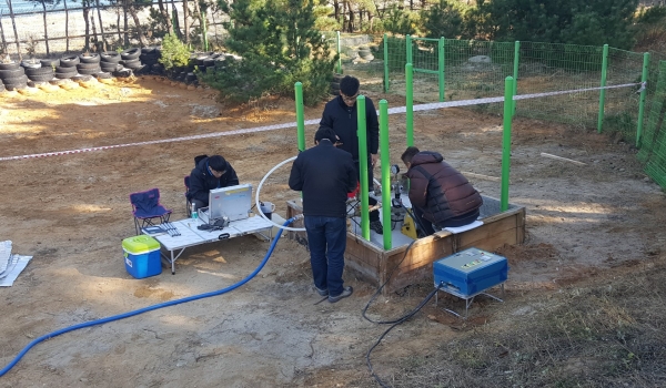 한국지질자원연구원 지하수환경연구센터 연구자들이 지진-지하수 연계 모니터링을 실시하고 있다. 출처 : 한국지질자원연구원