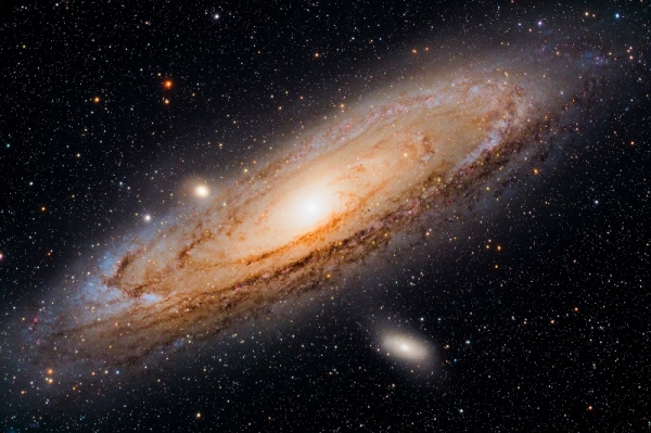 안드로메다 은하, 이상훈. 대중들에게 가장 친숙한 천체 중 하나이면서 매우 아름다운 천체인 안드로메다 은하를 담은 작품. 출처 : 한국천문연구원