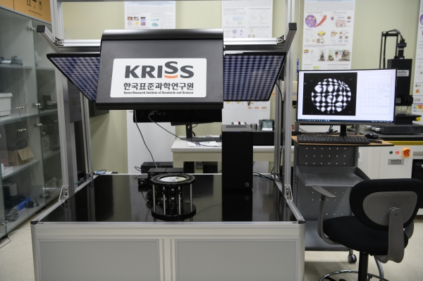 KRISS가 개발한 딥러닝 기반 원샷 패턴주사 3D 측정장치. 출처 : KRISS