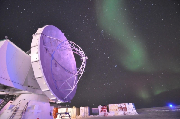 그린란드 망원경(GLT). 2018년부터 EHT 관측에 참여하여 영상 성능 향상에 큰 역할을 했다. 현재 그린란드 피투피크(Pituffik) 지역에 있으며 곧 그린란드의 정상으로 옮겨 더 높은 주파수에서의 블랙홀 영상을 얻을 계획이다. (출처: Matsusita/ASIAA)