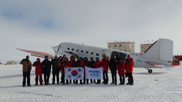 빙하 레이더 탐사 연구팀과 K-루트 탐사대. K-루트는 대한민국이 남극 내륙에서 연구, 보급 활동 등을 위해 개척하는 육상루트를 말함. 출처: 극지연구소